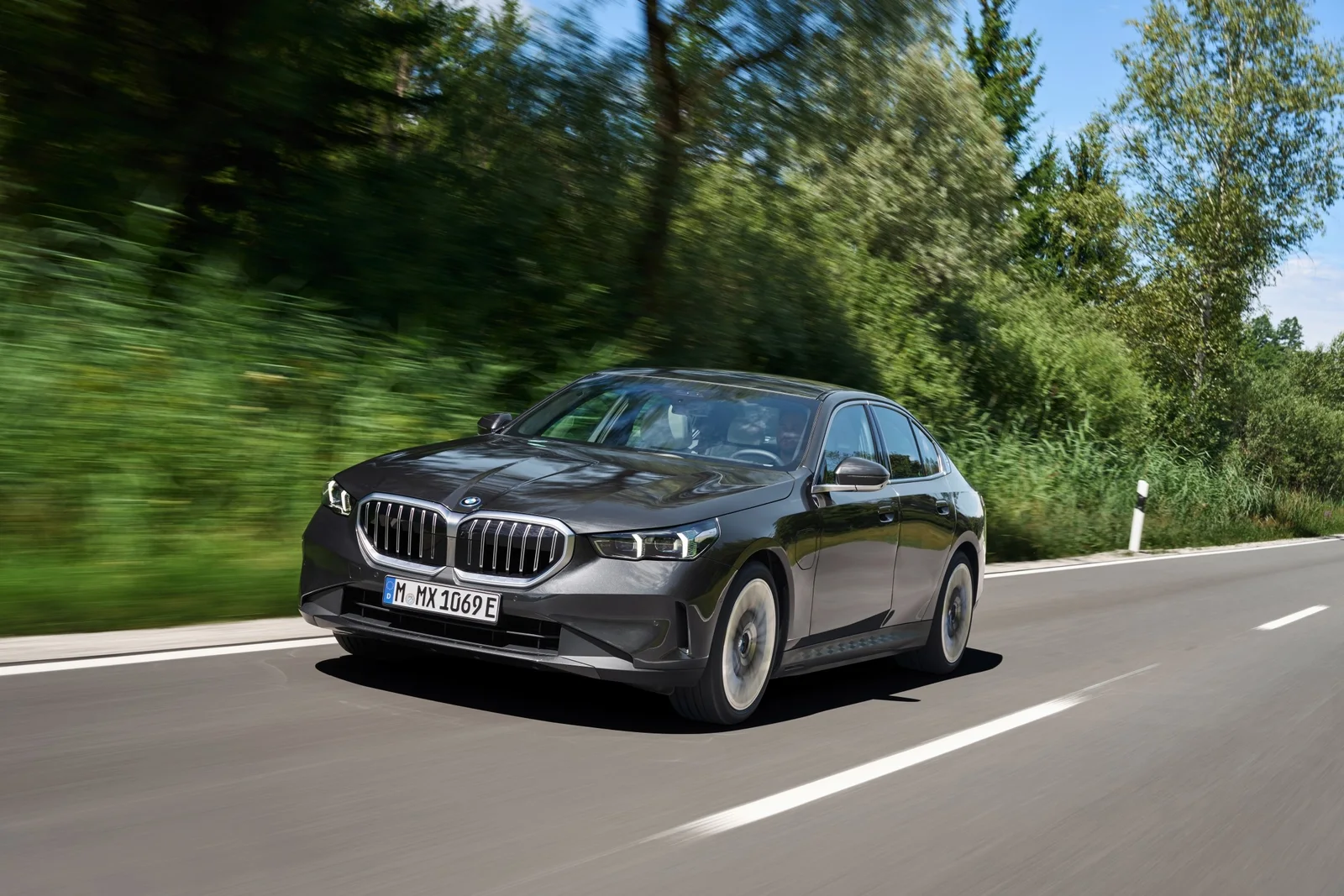 BMW 5시리즈 가솔린 유지비 후기 모음, 보험료와 타이어에서 갈리는 부분 대표 이미지