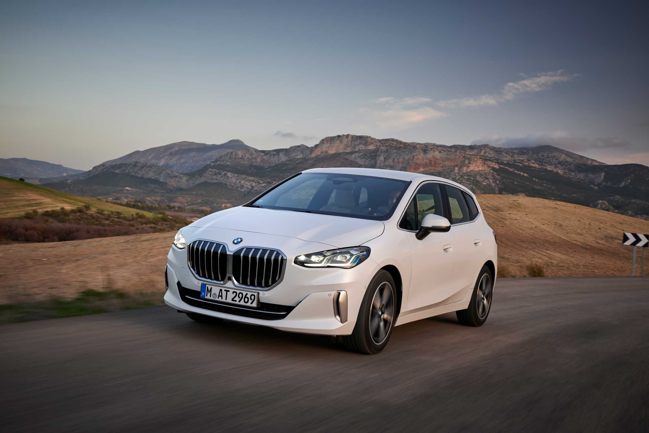 BMW 218d 액티브 투어러 초보운전 주차 후기, 아파트 지하주차장에서 다루기 쉬울까 대표 이미지