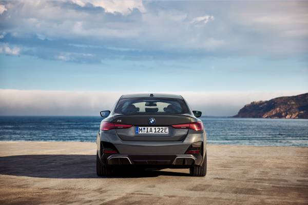 BMW 420i 그란 쿠페 주차 후기, 긴 차체와 후방 시야가 부담될까 대표 이미지
