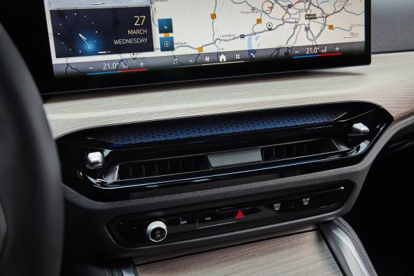 BMW i4 아파트 충전 후기 모음, 집밥 없이도 유지할 수 있을까 대표 이미지