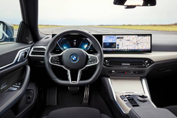 BMW 뉴 i4 사용자 후기에서 확인되는 만족 공식 이미지