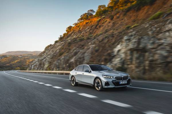 BMW i5 vs 520i 유지비 후기 모음, 충전 가능하면 전기가 이득일까 대표 이미지