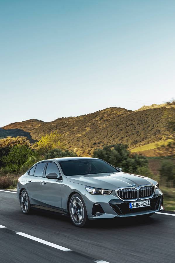 BMW i5 뒷좌석 승차감 후기 모음, 가족과 임원용으로 편할까 대표 이미지