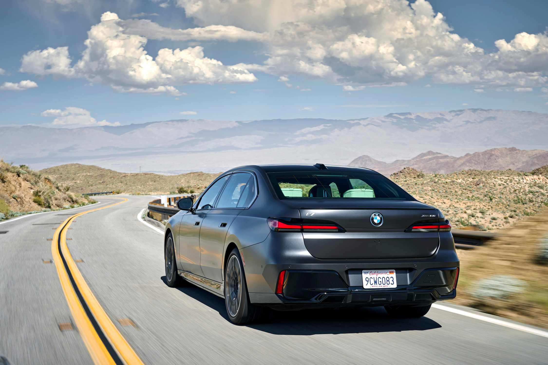 BMW i7 뒷좌석 시어터 스크린 후기 모음, 가족이 실제로 자주 쓸까 대표 이미지