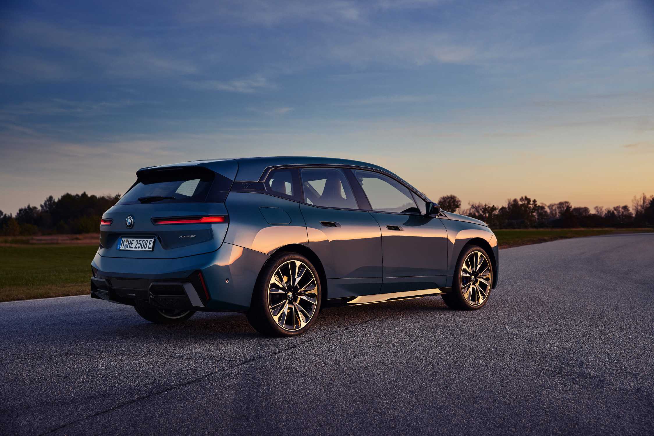 BMW iX M70 겨울 주행거리 후기 모음, 421km 인증 거리로 장거리 괜찮을까 대표 이미지