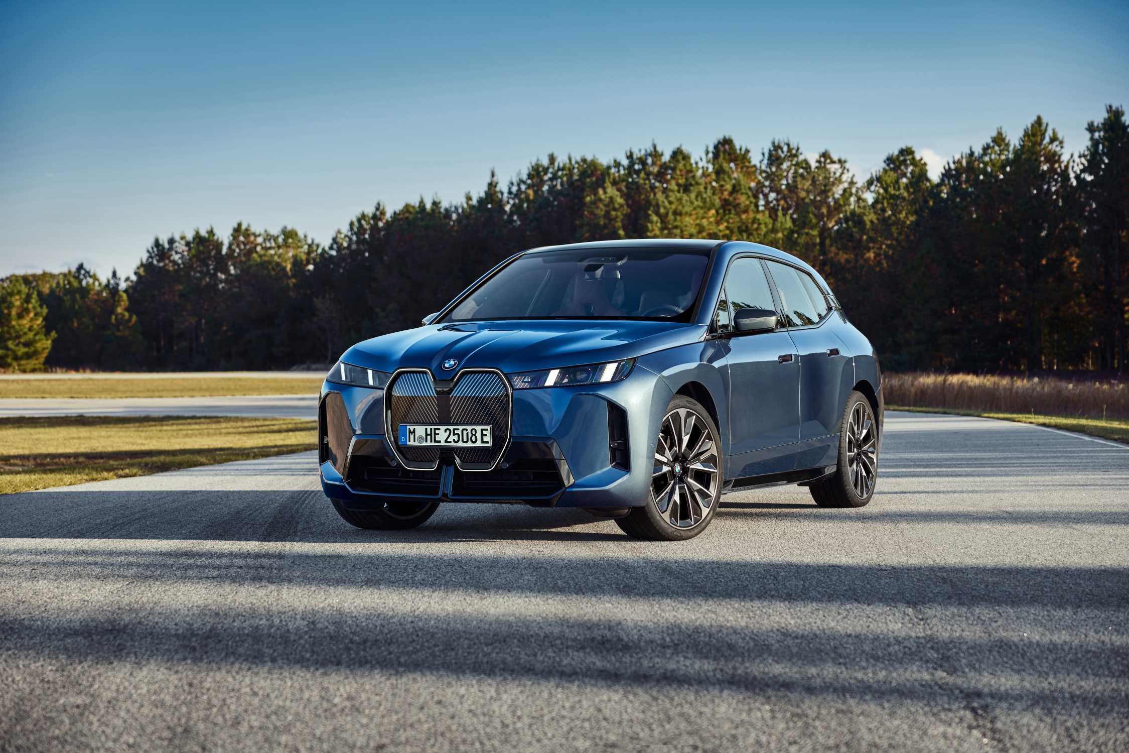 BMW iX xDrive45 유지비 후기 모음, 충전비 외에 타이어와 보험에서 볼 부분 대표 이미지