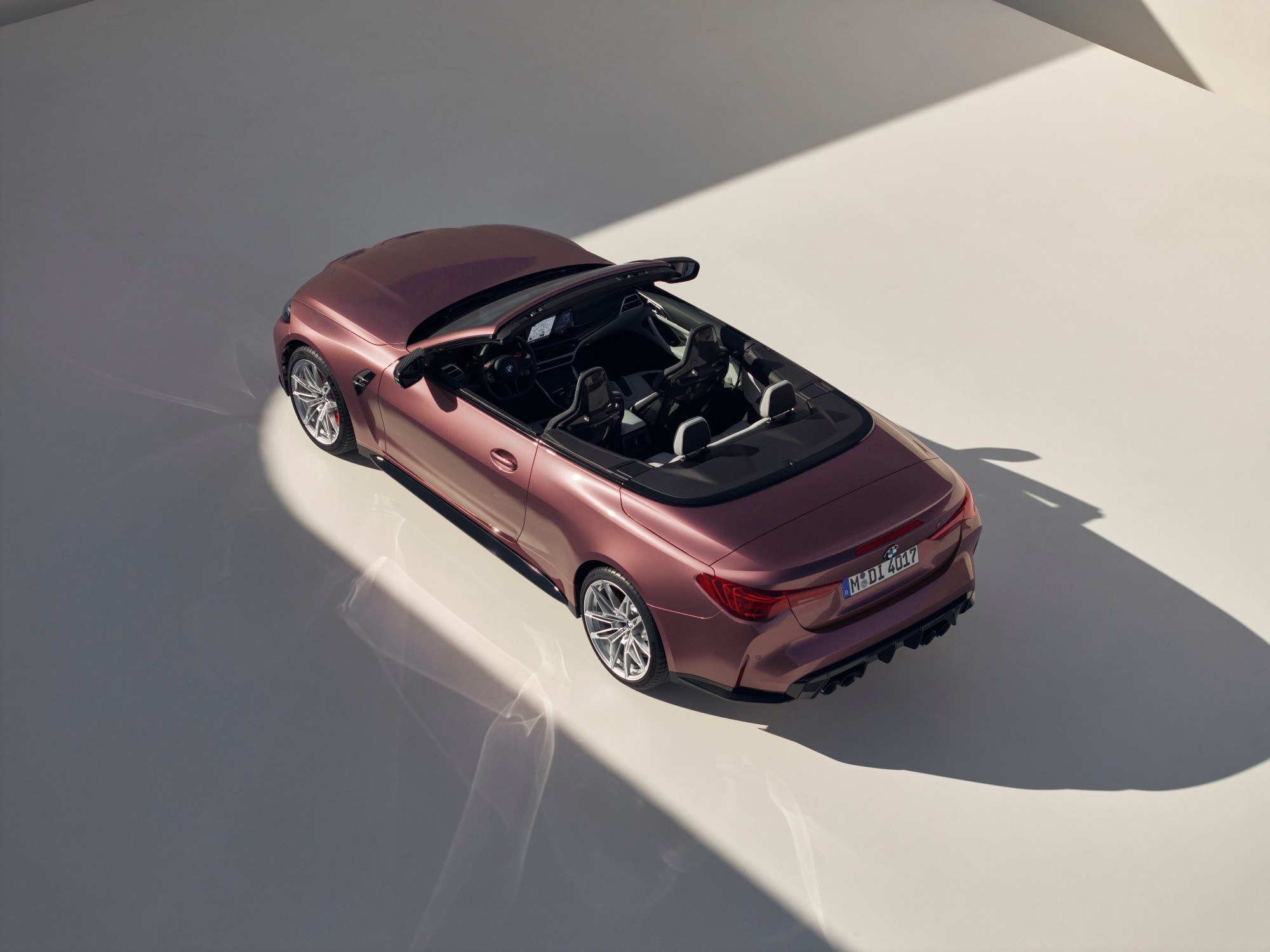 BMW M4 컨버터블 오픈 주행 후기, 풍절음·여름 더위는 감수할 만할까 대표 이미지