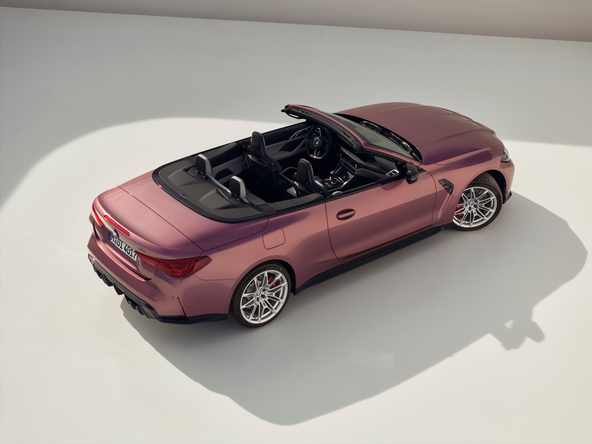 BMW M4 컨버터블 뒷좌석 후기, 가족 네 명이 실제로 탈 수 있을까 대표 이미지