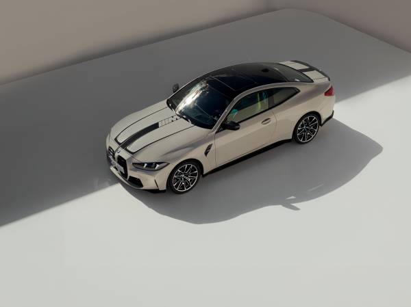 BMW M4 뒷좌석 승하차와 주차 후기 모음, 2도어 쿠페를 가족이 함께 탈 수 있을까 대표 이미지