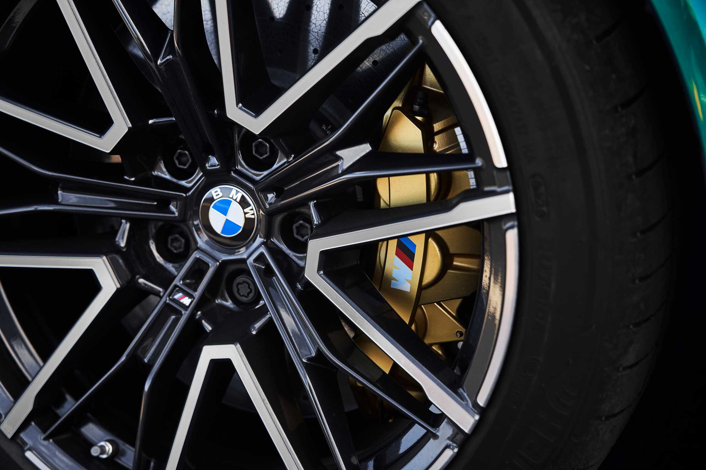 BMW 뉴 M5 550e 및 경쟁 차종과 비교 공식 이미지