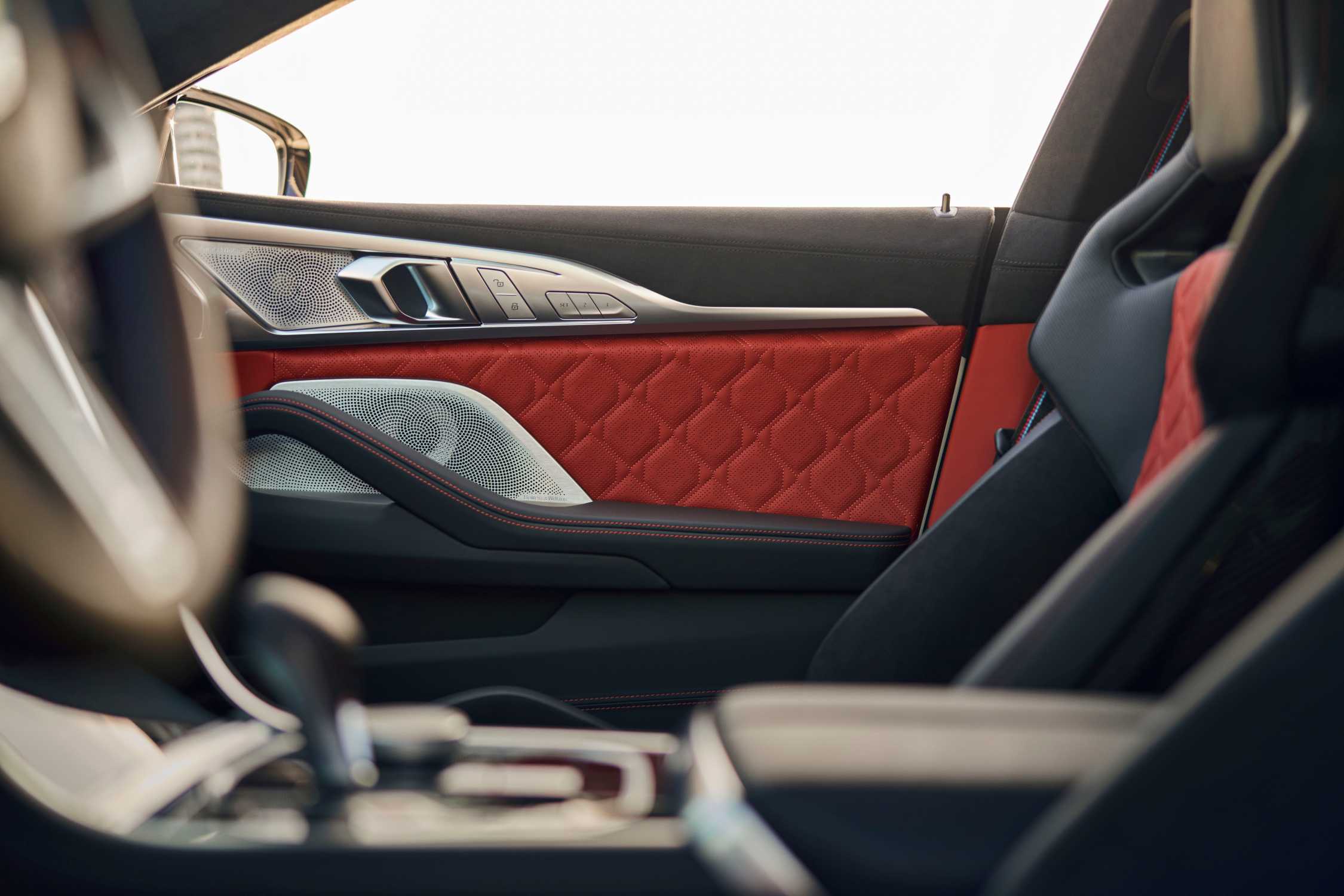 BMW M8 컴페티션 그란 쿠페 M850i 및 경쟁 차종과 비교 공식 이미지