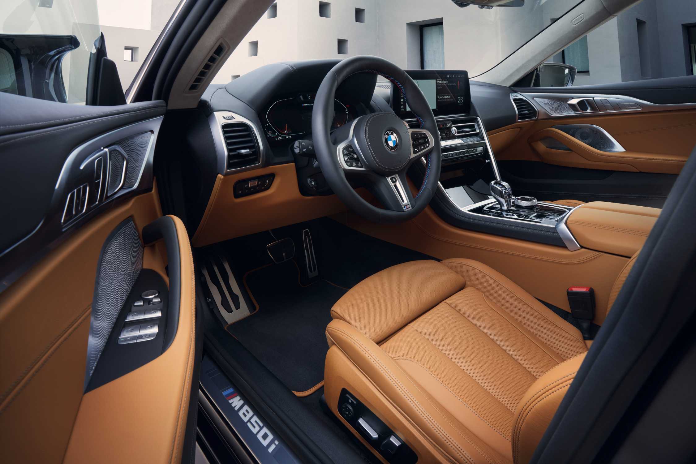 BMW M850i 그란 쿠페 주차 후기 모음, 좁은 지하주차장에서 부담될까 대표 이미지