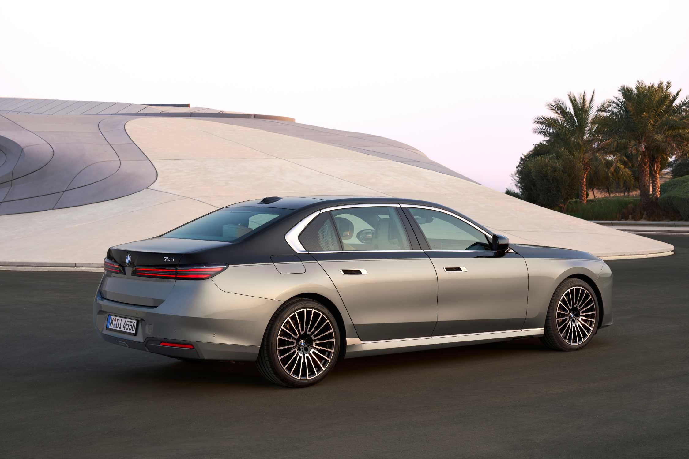 BMW 740i xDrive 대표 이미지