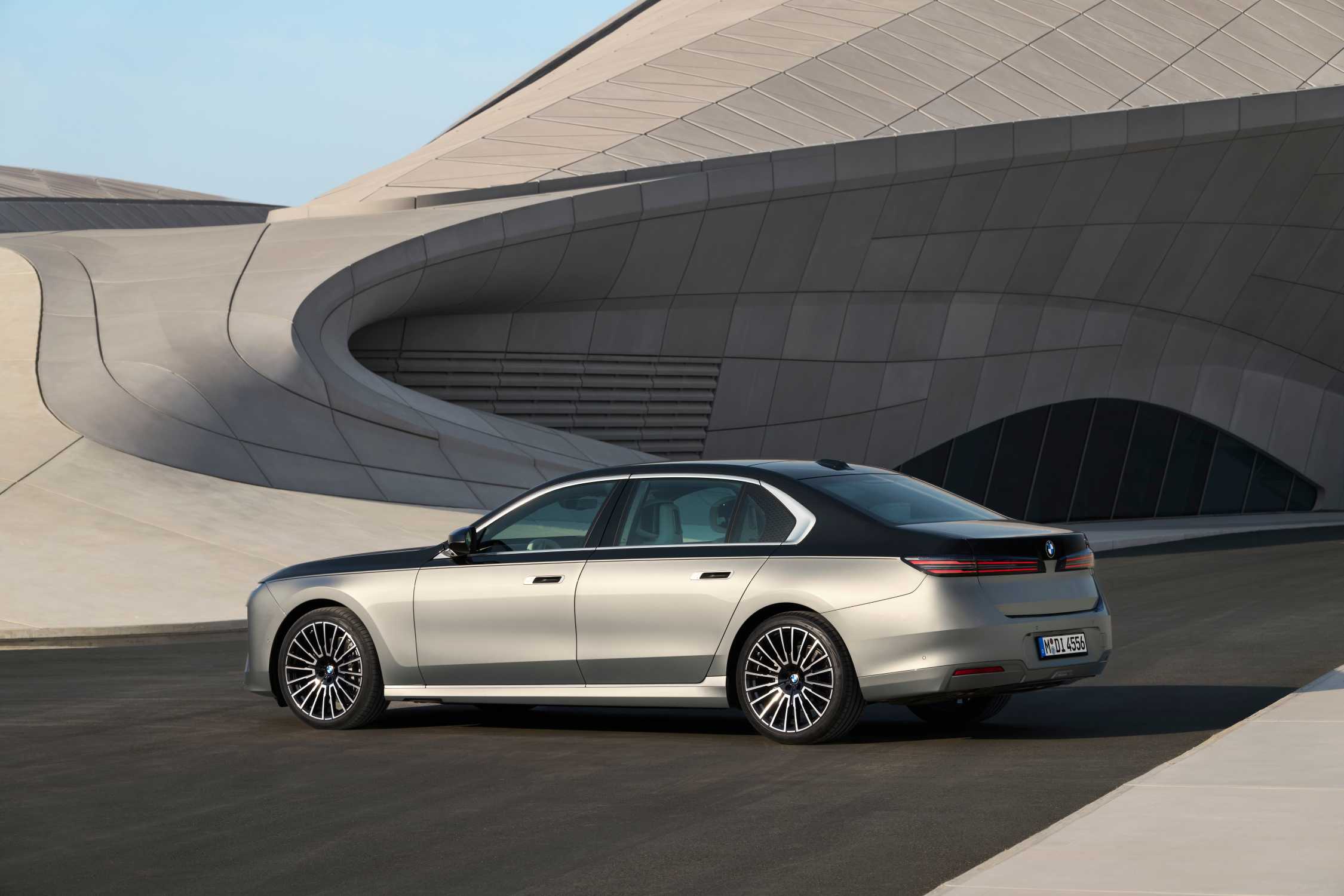 BMW 740i 주차 후기 모음, 5.4m 차체를 도심에서 감당할 수 있을까 대표 이미지