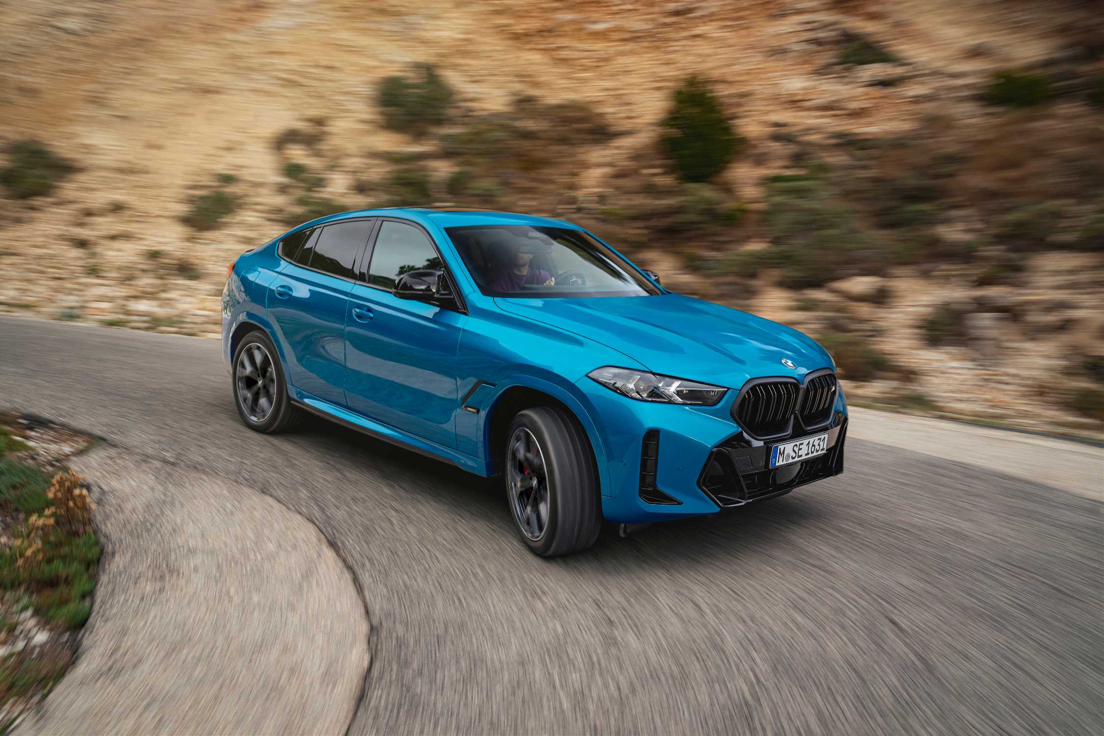 BMW X6 M60i vs 40i 후기 모음, V8에 비용을 더 낼 이유가 있을까 대표 이미지