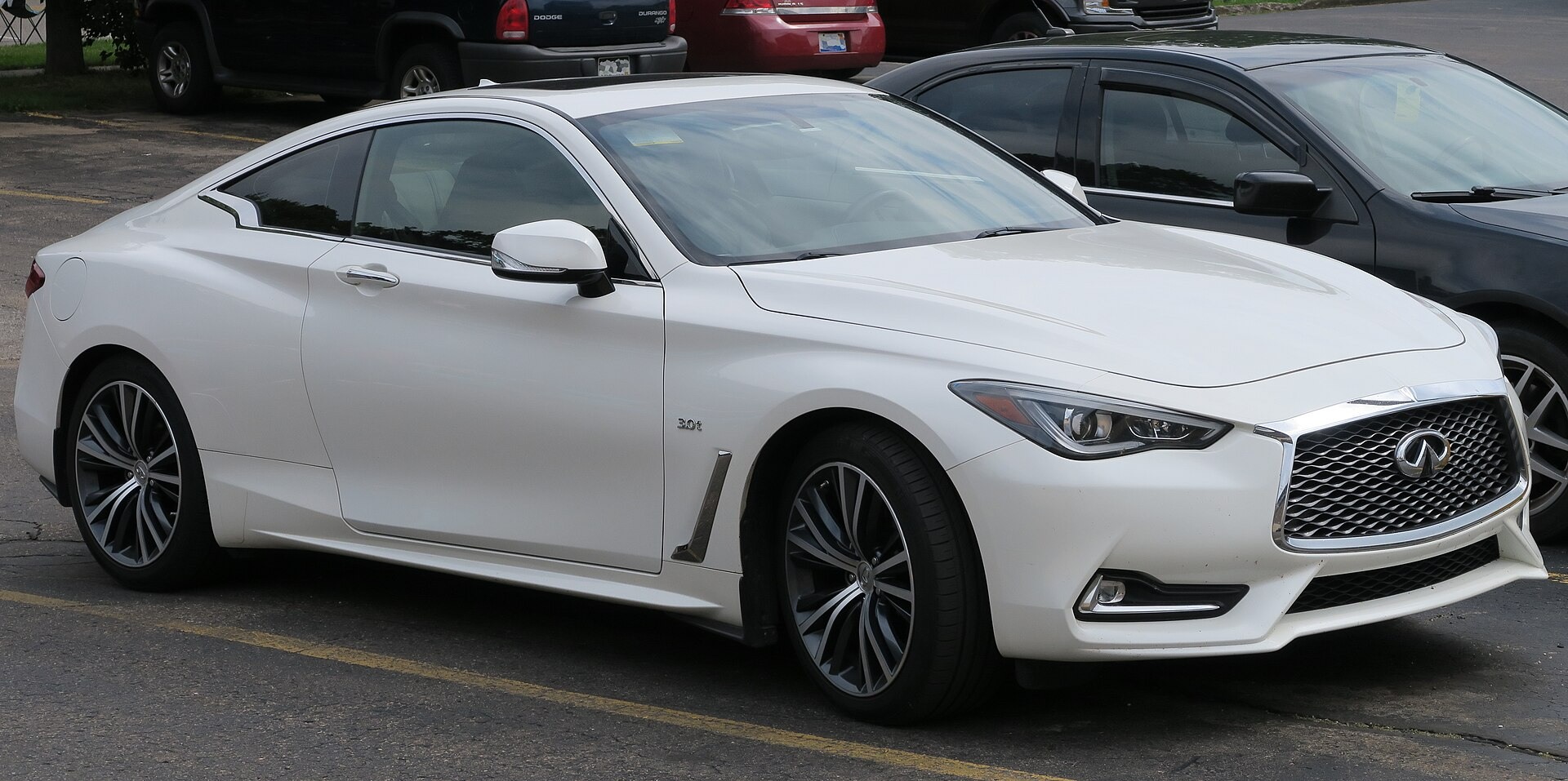 인피니티 Q60 3.0t 경쟁차 비교 이미지