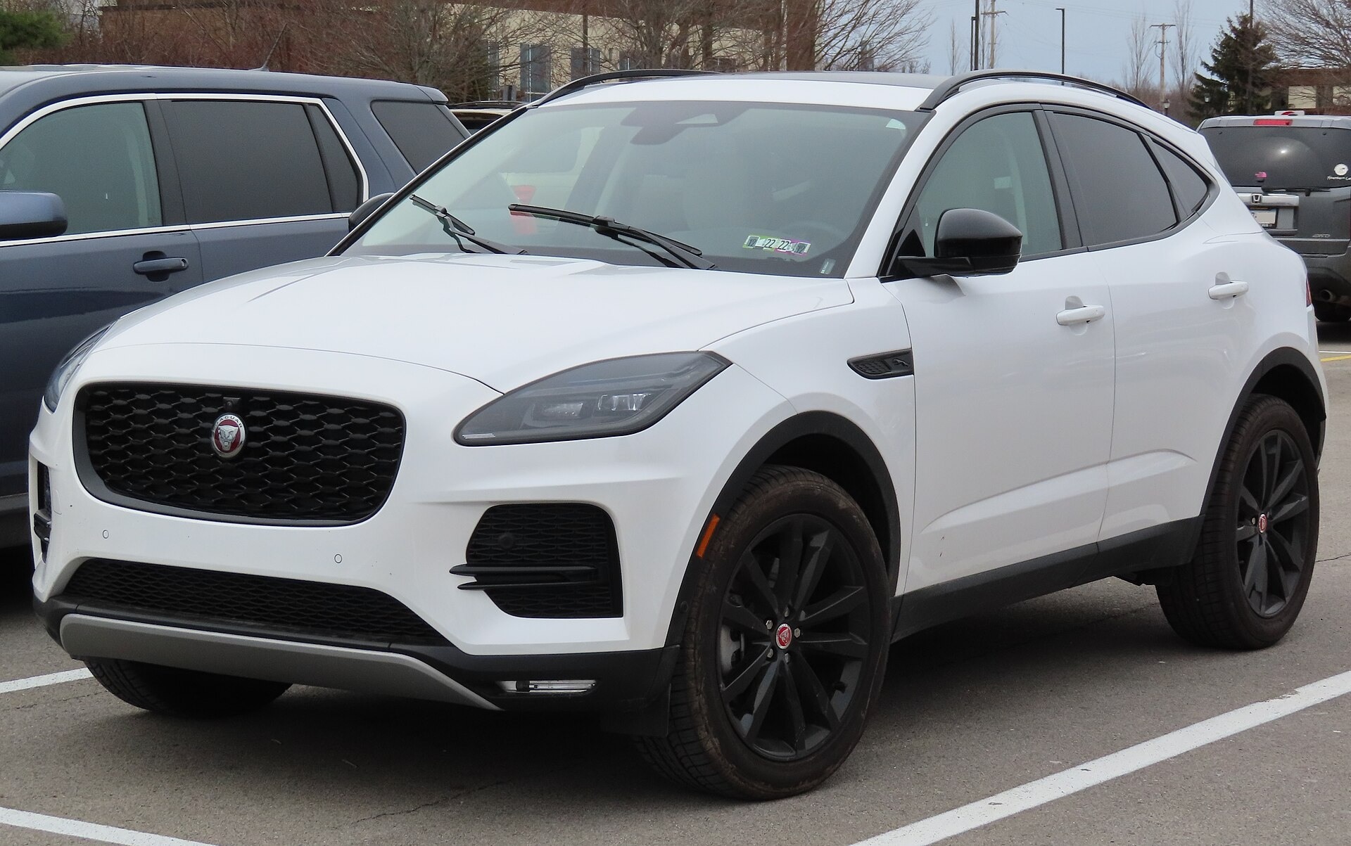 재규어 E-PACE 뒷좌석 후기, 아이 둘 가족차로 충분할까 대표 이미지