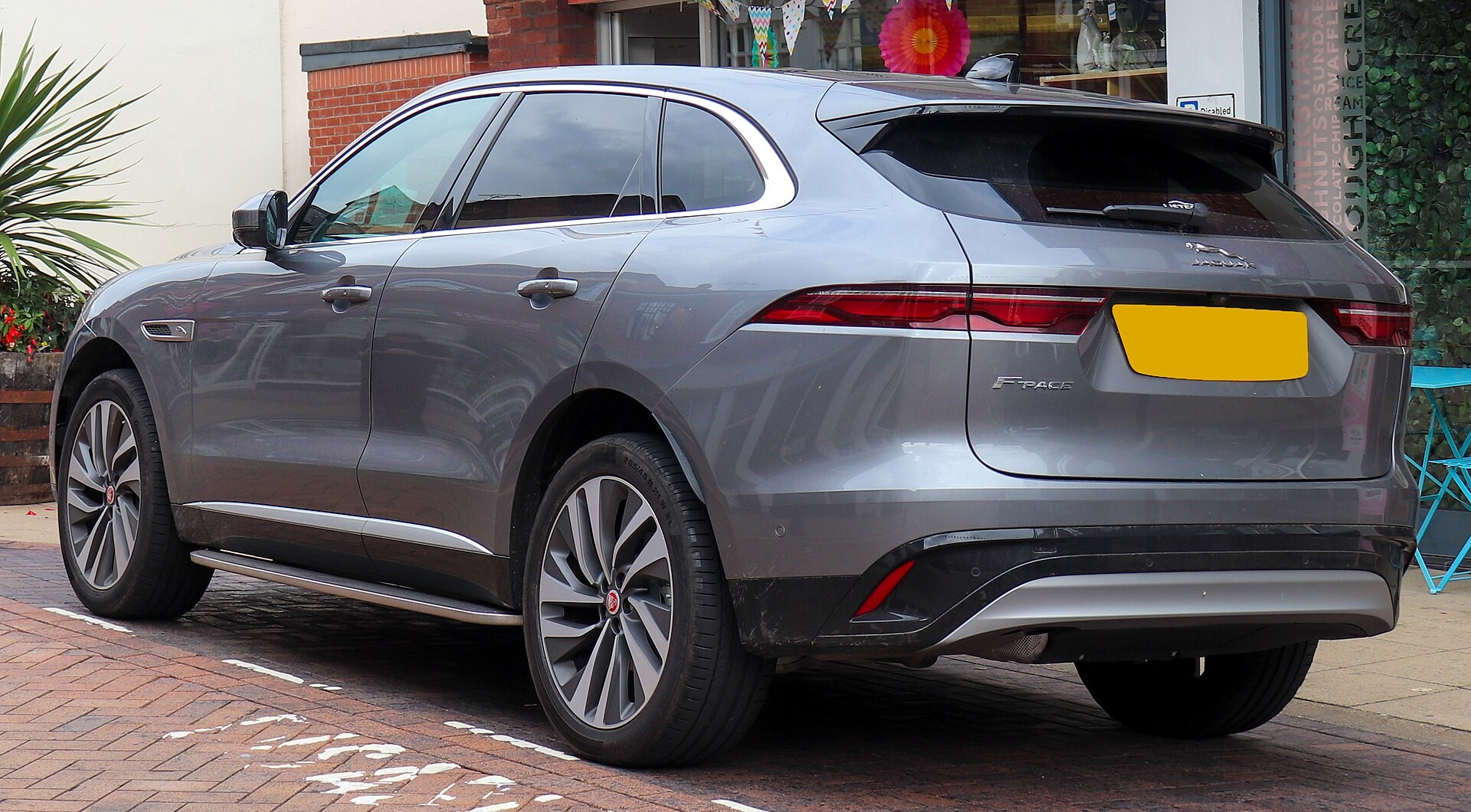재규어 F-PACE 승차감 후기, 뒷좌석 가족 장거리로 괜찮을까 대표 이미지