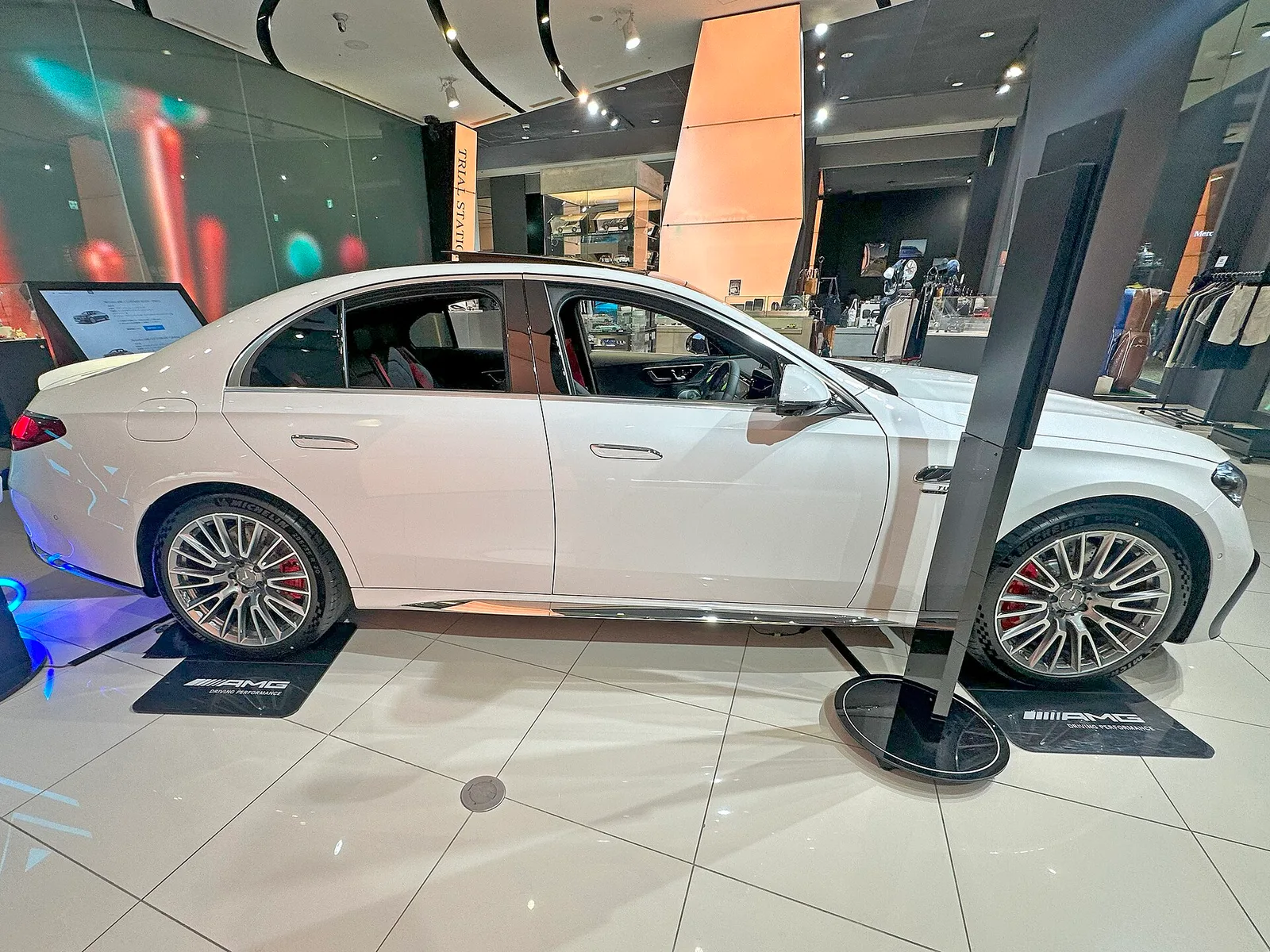 메르세데스 AMG E 53 HYBRID 4MATIC+ 측면 외관