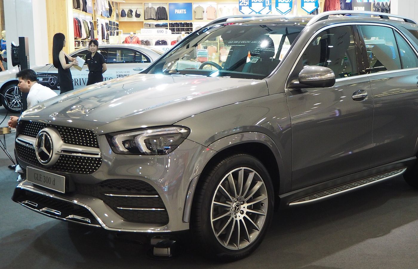 벤츠 GLE 300d 전면 세부 이미지