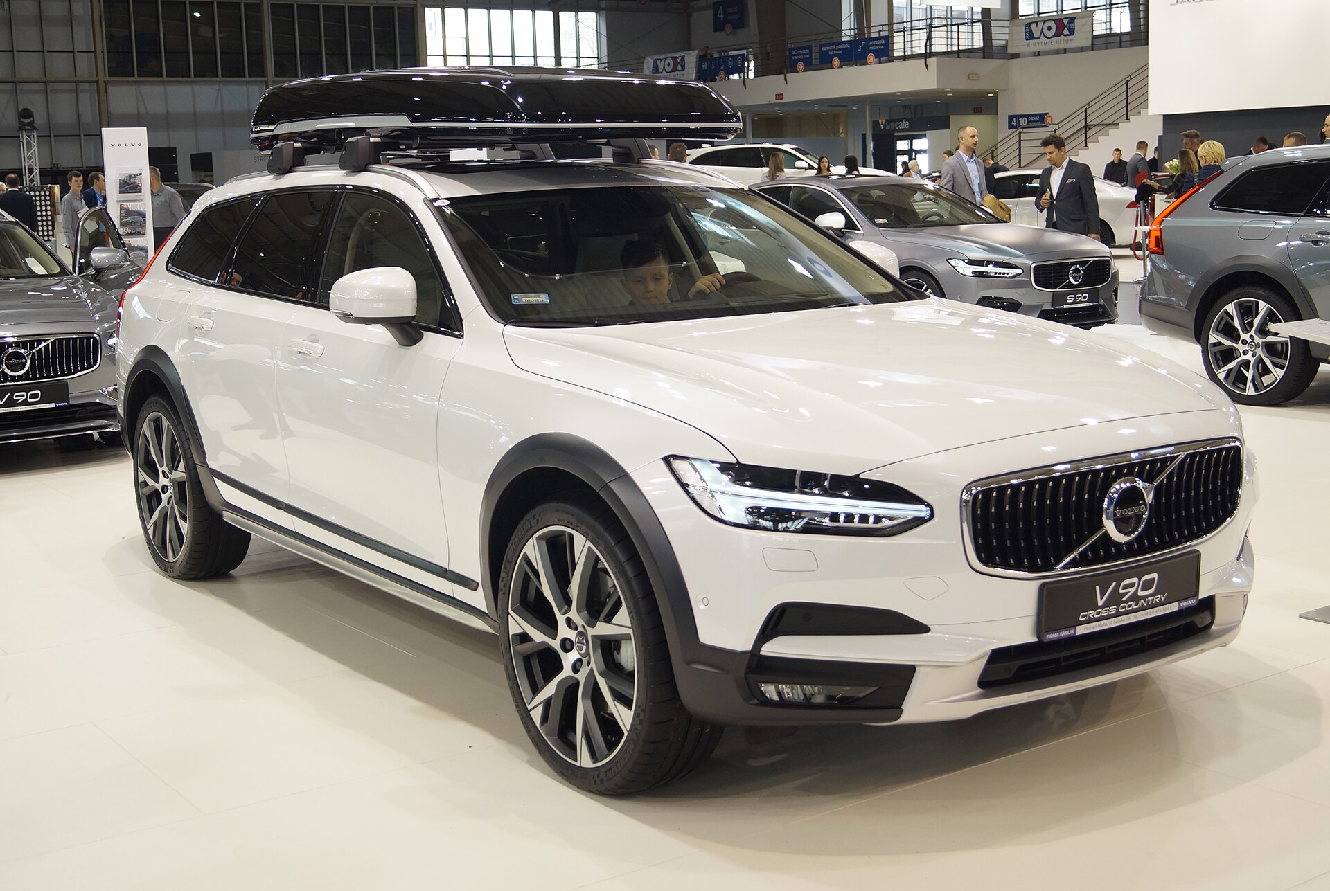 볼보 V90 크로스컨트리 주차 후기, 긴 차체가 도심에서 부담일까 대표 이미지