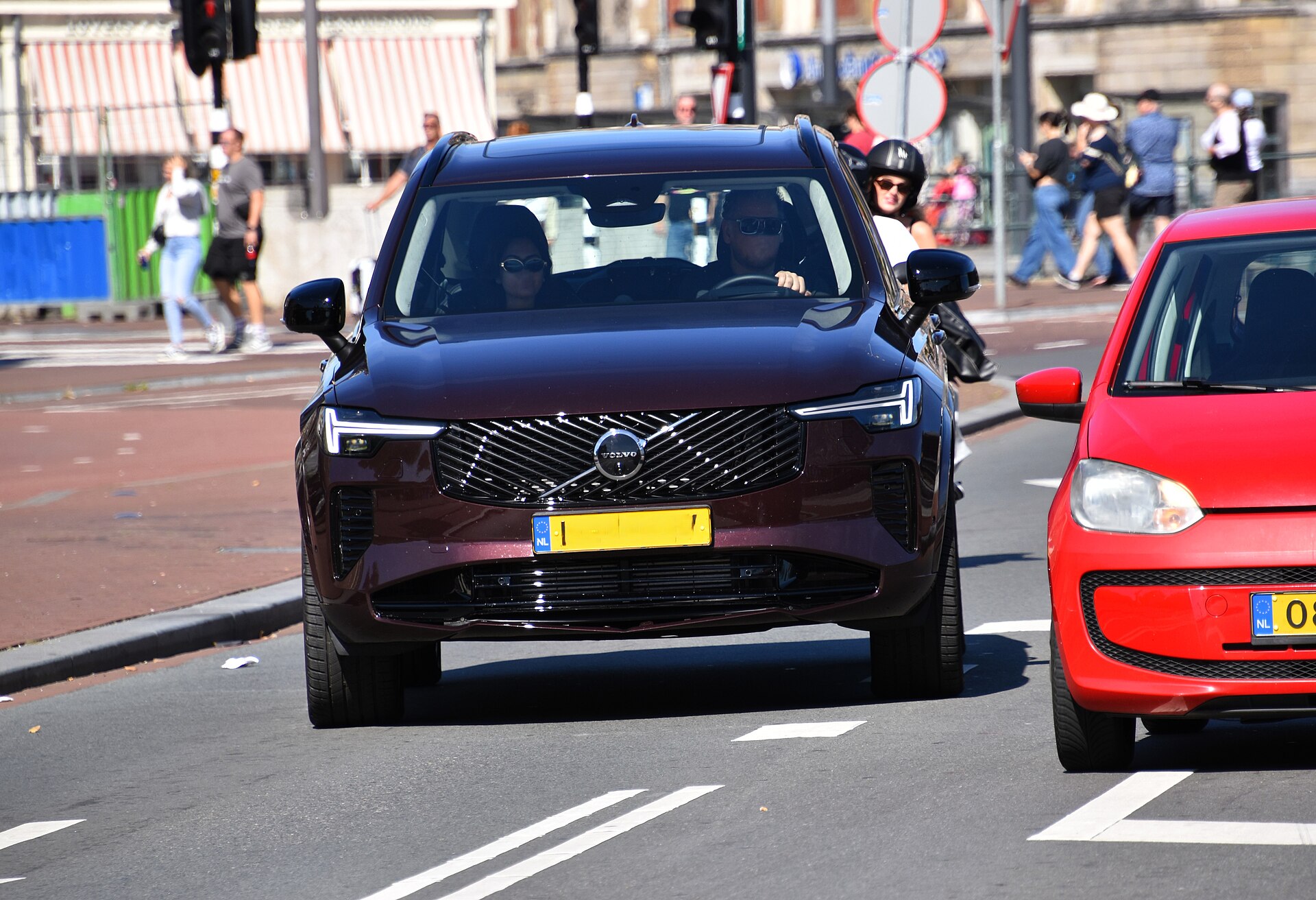 XC90 PHEV vs EX90, 7인승 가족에게 무엇이 맞을까 대표 이미지